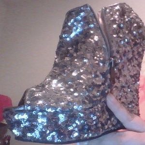 Bamboo Sequined Wedged Zipper Heels